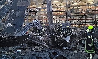 Nach einem russischen Luftangriff auf Odessa Mitte Juni löschen Feuerwehrleute einen Brand in einem Lagergebäude. Nun hat Russland die Schwarzmeerstadt erneut angegriffen. - Uncredited/Ukrainian Emergency Situation Press Office/AP/dpa Nach einem russischen Luftangriff auf Odessa Mitte Juni löschen Feuerwehrleute einen Brand in einem Lagergebäude. Nun hat Russland die Schwarzmeerstadt erneut angegriffen. - Uncredited/Ukrainian Emergency Situation Press Office/AP/dpa
