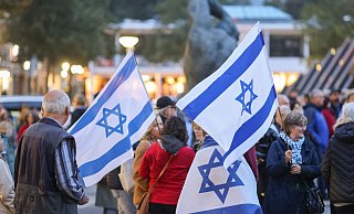 Wenige Tage nach dem Überfall der Hamas kam es in der Bielefelder Innenstadt zu einer großen Mahnwache, um der Opfer zu gedenken. - Oliver Krato Wenige Tage nach dem Überfall der Hamas kam es in der Bielefelder Innenstadt zu einer großen Mahnwache, um der Opfer zu gedenken. - Oliver Krato
