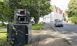 Das Bielefelder Ordnungsamt stellt seine mobilen Blitzer im gesamten Stadtgebiet auf. - Paul Brinkmann Das Bielefelder Ordnungsamt stellt seine mobilen Blitzer im gesamten Stadtgebiet auf. - Paul Brinkmann