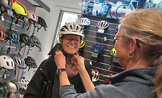 Bei "Feine Räder" lässt sich Barbara Supplie von Sibylle Wevers einene neuen Fahrradhelm anpassen - der Fachhändler will künftig noch mehr auf Service setzen. - Dana Thoeren Bei "Feine Räder" lässt sich Barbara Supplie von Sibylle Wevers einene neuen Fahrradhelm anpassen - der Fachhändler will künftig noch mehr auf Service setzen. - Dana Thoeren