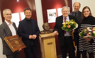 Der international wertgeschätzte Komponisten Walter Steffens freut sich über die Büste. Es gratulierten (v. l.) Bürgermeister Josef Suermann, Höxters Landrat Michael Stickeln, Marienmünsters Kulturschaffender Hans Hermann Jansen und die Künstlerin Rona Steffens. - Josef Köhne Der international wertgeschätzte Komponisten Walter Steffens freut sich über die Büste. Es gratulierten (v. l.) Bürgermeister Josef Suermann, Höxters Landrat Michael Stickeln, Marienmünsters Kulturschaffender Hans Hermann Jansen und die Künstlerin Rona Steffens. - Josef Köhne