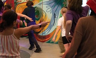 Eine Nacht voller Versuchungen und Versuche: In sechs Bielefelder Veranstaltungsorten können Kinder und Jugendliche ihren kleinen und großen Bestimmungen nachgehen. - Lisa Domin Eine Nacht voller Versuchungen und Versuche: In sechs Bielefelder Veranstaltungsorten können Kinder und Jugendliche ihren kleinen und großen Bestimmungen nachgehen. - Lisa Domin
