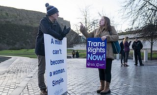 Stellvertretend für die Positionen in ganz Schottland stehen sich in Edinburgh ein Gegner des Gesetzentwurfs zur Vereinfachung der Geschlechtsanpassung und eine Befürworterin gegenüber. - Jane Barlow/PA Wire/dpa Stellvertretend für die Positionen in ganz Schottland stehen sich in Edinburgh ein Gegner des Gesetzentwurfs zur Vereinfachung der Geschlechtsanpassung und eine Befürworterin gegenüber. - Jane Barlow/PA Wire/dpa