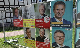 Geballte Wahlpower: So wie hier an einem Bauzaun tummeln sich die Parteien mit ihren Kandidaten auf den Plakaten überall im Kreis Höxter. Aber was wirkt? - Simone Flörke Geballte Wahlpower: So wie hier an einem Bauzaun tummeln sich die Parteien mit ihren Kandidaten auf den Plakaten überall im Kreis Höxter. Aber was wirkt? - Simone Flörke