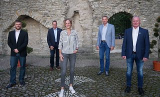 Thomas Hermelingmeier (v. l.), der scheidende Schatzmeister, der neue stellvertretende Vorsitzende Alfons Hagemeister, Schriftführerin Simone Pfeiffer, der stellvertretende Vorsitzende Thomas Thiele und der erste Vorsitzende Fritz Möller vom Förderverein Gartenschau Bad Lippspringe blicken optimistisch in die Zukunft. - Klaus Karenfeld Thomas Hermelingmeier (v. l.), der scheidende Schatzmeister, der neue stellvertretende Vorsitzende Alfons Hagemeister, Schriftführerin Simone Pfeiffer, der stellvertretende Vorsitzende Thomas Thiele und der erste Vorsitzende Fritz Möller vom Förderverein Gartenschau Bad Lippspringe blicken optimistisch in die Zukunft. - Klaus Karenfeld