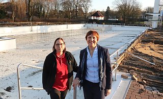 Badleiterin Kerstin Lech (l.) und Marion Kapsa, Chefin der Energie- und Wasserversorgung Bünde, stehen vor dem leeren Schwimmerbecken im Freibad Bünde. - Niklas Krämer Badleiterin Kerstin Lech (l.) und Marion Kapsa, Chefin der Energie- und Wasserversorgung Bünde, stehen vor dem leeren Schwimmerbecken im Freibad Bünde. - Niklas Krämer