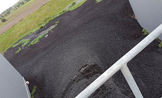In großer Menge strömt fermentierte Gülle aus der Biogasanlage. - Feuerwehr Borgentreich In großer Menge strömt fermentierte Gülle aus der Biogasanlage. - Feuerwehr Borgentreich