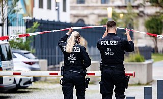Auch am Freitag waren noch Einsatzkräfte am Tatort. - Matthias Balk/dpa Auch am Freitag waren noch Einsatzkräfte am Tatort. - Matthias Balk/dpa