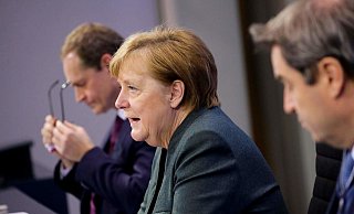 Die Ministerpräsidenten - hier Müller und Söder - sind mit an Bord. Die Kanzlerin (Mitte) hätte wohl lieber allein das Sagen. - AFP Die Ministerpräsidenten - hier Müller und Söder - sind mit an Bord. Die Kanzlerin (Mitte) hätte wohl lieber allein das Sagen. - AFP
