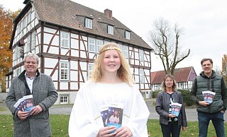 Die Vorfreude auf den Borchener Adventsmarkt steigt. Bürgermeister Uwe Gockel (v. l.) Engelchen Charlotte Wendt, Birgit Wippermann vom Adventsmarktteam und Frank Tölle als "Herr der Lichter" laden herzlich dazu ein. - Uwe Müller Die Vorfreude auf den Borchener Adventsmarkt steigt. Bürgermeister Uwe Gockel (v. l.) Engelchen Charlotte Wendt, Birgit Wippermann vom Adventsmarktteam und Frank Tölle als "Herr der Lichter" laden herzlich dazu ein. - Uwe Müller