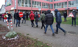 Durchfahrt verboten hieß es für die Demonstranten in Höhe des Atrium-Centers, wo die Gegendemonstranten auf die "Friedens-Spaziergänger" warteten. - Karsten Schulz Durchfahrt verboten hieß es für die Demonstranten in Höhe des Atrium-Centers, wo die Gegendemonstranten auf die "Friedens-Spaziergänger" warteten. - Karsten Schulz