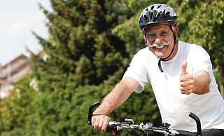 Der Helm sollte nach Meinung von Verkehrsexperten beim Radfahren immer getragen werden. - picture alliance Der Helm sollte nach Meinung von Verkehrsexperten beim Radfahren immer getragen werden. - picture alliance