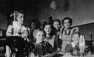 Firma Jensch und Welter um 1940: Das Foto zeigt Irmgard Hagemann (2. v. r. stehend) im Kreise ihrer Arbeitskolleginnen. - Privatbesitz Firma Jensch und Welter um 1940: Das Foto zeigt Irmgard Hagemann (2. v. r. stehend) im Kreise ihrer Arbeitskolleginnen. - Privatbesitz