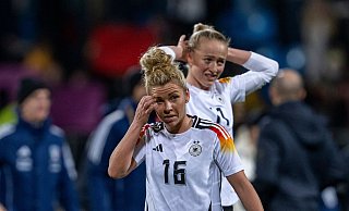 Enttäuscht und ratlos: Bayern-Asse Linda Dallmann (vorn) und Lea Schüller - David Inderlied/dpa Enttäuscht und ratlos: Bayern-Asse Linda Dallmann (vorn) und Lea Schüller - David Inderlied/dpa