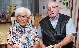 Gemeinsam blättern Maria und Herbert Jürs in seiner privaten, holzgefasster Vereinschronik. Die Fotos darin zeigen ihn im Karneval, als Fußballer, als Kommunalpolitiker und beim Papstempfang in Olsztyn (Allenstein). - Josef Köhne Gemeinsam blättern Maria und Herbert Jürs in seiner privaten, holzgefasster Vereinschronik. Die Fotos darin zeigen ihn im Karneval, als Fußballer, als Kommunalpolitiker und beim Papstempfang in Olsztyn (Allenstein). - Josef Köhne