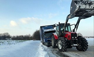 Ein hilfsbereiter Traktor-Fahrer im Kreis Minden Lübbecke zog das Lkw-Gespann aus dem Schnee. - Polizei Minden-Lübbecke Ein hilfsbereiter Traktor-Fahrer im Kreis Minden Lübbecke zog das Lkw-Gespann aus dem Schnee. - Polizei Minden-Lübbecke