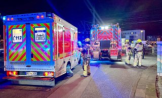 Einsatzkräfte der Feuerwehr Paderborn , der Deutschen Bahn und der Bundespolizei an der Unfallstelle im Bereich der Eckstraße in Paderborn. - Ralph Meyer Einsatzkräfte der Feuerwehr Paderborn , der Deutschen Bahn und der Bundespolizei an der Unfallstelle im Bereich der Eckstraße in Paderborn. - Ralph Meyer