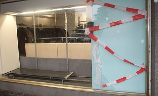 Dieses Schaufenster hatten die Teenager am Freitagabend eingeschmissen. - Karsten Schulz Dieses Schaufenster hatten die Teenager am Freitagabend eingeschmissen. - Karsten Schulz