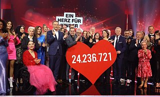 Mehr als 70 Stars aus Gesellschaft, Sport, Politik, Showbusiness und Social Media nahmen Spenden der Zuschauer entgegen. - Jörg Carstensen/dpa pool/dpa Mehr als 70 Stars aus Gesellschaft, Sport, Politik, Showbusiness und Social Media nahmen Spenden der Zuschauer entgegen. - Jörg Carstensen/dpa pool/dpa