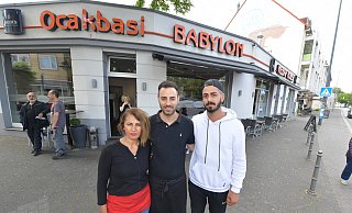 Besna Dal (Inhaberin des Ocakbasi Babylon), Neffe Robil Önaktug (Mitte) und ihr Sohn Aschur Dal. - Jens Dünhölter Besna Dal (Inhaberin des Ocakbasi Babylon), Neffe Robil Önaktug (Mitte) und ihr Sohn Aschur Dal. - Jens Dünhölter