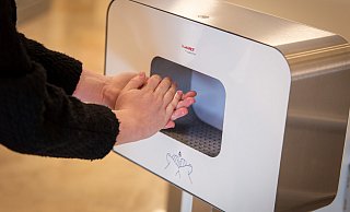 Für Besucher stehen Geräte zum Desinfizieren der Händ in den Eingangsbereichen der Bielefelder Altenheime. - Niklas Tüns Für Besucher stehen Geräte zum Desinfizieren der Händ in den Eingangsbereichen der Bielefelder Altenheime. - Niklas Tüns