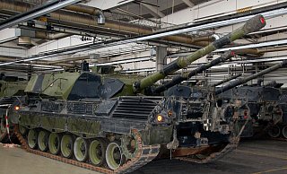 Panzer vom Typ Leopard 1A5 aus dänischen Beständen stehen in Flensburg in einer Produktionshalle (Archivbild). 100 Kampfpanzer dieses Typs sollen an die Ukraine geliefert werden. - Constanze Emde/dpa Panzer vom Typ Leopard 1A5 aus dänischen Beständen stehen in Flensburg in einer Produktionshalle (Archivbild). 100 Kampfpanzer dieses Typs sollen an die Ukraine geliefert werden. - Constanze Emde/dpa