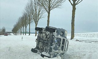 Auf glatten Strecken kamen Fahrzeuge von der Straße ab. Überwiegend blieb es bei Sachschäden. - Polizei Höxter Auf glatten Strecken kamen Fahrzeuge von der Straße ab. Überwiegend blieb es bei Sachschäden. - Polizei Höxter