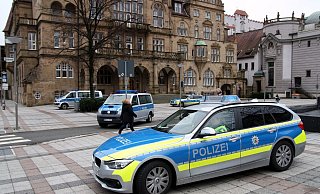 Vor dem Rathaus sorgte am Montagmorgen viel Polizei für Aufsehen. - Symbolfoto: Jens Reichenbach Vor dem Rathaus sorgte am Montagmorgen viel Polizei für Aufsehen. - Symbolfoto: Jens Reichenbach