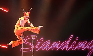 Andrey Nikolaienko als Elton John begeistert mit Equilibristik. - Nicole Sielermann Andrey Nikolaienko als Elton John begeistert mit Equilibristik. - Nicole Sielermann