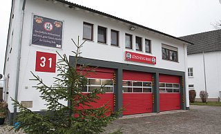 Das Feuerwehrgerätehaus des Löschzuges Buke wurde 1966 gebaut und erfüllt nicht mehr die aktuellen Standards und muss daher komplett neu gebaut werden. - Uwe Müller Das Feuerwehrgerätehaus des Löschzuges Buke wurde 1966 gebaut und erfüllt nicht mehr die aktuellen Standards und muss daher komplett neu gebaut werden. - Uwe Müller