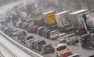 PKW, Busse und LKW stehen auf der Autobahn A8 am Irschenberg im Stau. - Peter Kneffel/dpa PKW, Busse und LKW stehen auf der Autobahn A8 am Irschenberg im Stau. - Peter Kneffel/dpa