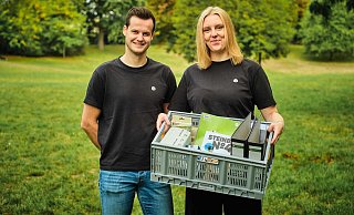 Ab einem bestimmten Einkaufswert pro Jahr über "Less Waste Box" stellen die Gründer ein Siegel für Firmen und Unternehmen aus. Diese können das Siegel auf ihrer Homepage oder in der Email-Signatur digital einbinden können - um ihr Nachhaltigskeits-Engagement sichtbar zu machen. - Jaro Schönfeld Ab einem bestimmten Einkaufswert pro Jahr über "Less Waste Box" stellen die Gründer ein Siegel für Firmen und Unternehmen aus. Diese können das Siegel auf ihrer Homepage oder in der Email-Signatur digital einbinden können - um ihr Nachhaltigskeits-Engagement sichtbar zu machen. - Jaro Schönfeld