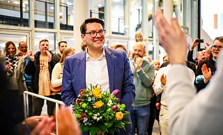 Geschafft: Im zweiten Anlauf gewinnt Joachim Ebmeyer das Bundestagsdirektmandat. Dafür gibt es Beifall im Kreishaus. - Daniel Salmon Geschafft: Im zweiten Anlauf gewinnt Joachim Ebmeyer das Bundestagsdirektmandat. Dafür gibt es Beifall im Kreishaus. - Daniel Salmon