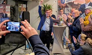 Unterschätzt? Amtsinhaber Tobias Scherf (Mitte) steht in Warburg am Wahlabend als Gewinner da. - Privat Unterschätzt? Amtsinhaber Tobias Scherf (Mitte) steht in Warburg am Wahlabend als Gewinner da. - Privat