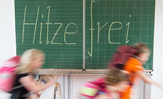 Bei Temperaturen über 35 Grad ist Lernen schwierig. An vielen Schulen in OWL wird es am Dienstag und Mittwoch deshalb Hitzefrei geben. - dpa Bei Temperaturen über 35 Grad ist Lernen schwierig. An vielen Schulen in OWL wird es am Dienstag und Mittwoch deshalb Hitzefrei geben. - dpa