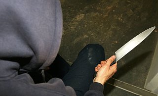 Ein 33-Jähriger wird durch Messerstiche schwer verletzt. (Symbolbild) - picture alliance / empics Ein 33-Jähriger wird durch Messerstiche schwer verletzt. (Symbolbild) - picture alliance / empics