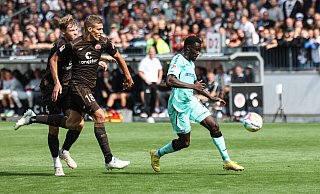 Im Hinspiel ließ SCP-Stürmer Sirlord Conteh die Pauli-Verteidiger (v. l.) David Nemeth und Jakov Medic stehen, um in der Nachspielzeit das 2:1 für Paderborn zu erzielen. - Imago Images Im Hinspiel ließ SCP-Stürmer Sirlord Conteh die Pauli-Verteidiger (v. l.) David Nemeth und Jakov Medic stehen, um in der Nachspielzeit das 2:1 für Paderborn zu erzielen. - Imago Images
