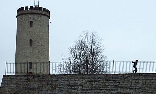 Mutig: Ein einsamer Spaziergänger wagte sich im Sturm Sabine noch auf die Sparrenburg. - Kurt Ehmke Mutig: Ein einsamer Spaziergänger wagte sich im Sturm Sabine noch auf die Sparrenburg. - Kurt Ehmke