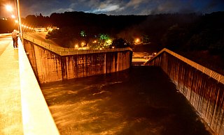 An der Wupper-Talsperre musste kontrolliert Wasser abgelassen werden, um ein Überlaufen zu verhindern. - picture alliance / Kirchner-Media An der Wupper-Talsperre musste kontrolliert Wasser abgelassen werden, um ein Überlaufen zu verhindern. - picture alliance / Kirchner-Media