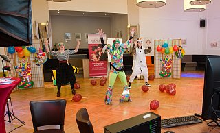 Die Tanzschule Roemkens hat eine Online-Karnevalsparty für die jungen Tanzschülerinnen orginsiert. Bettina Riedel und zwei ihrer Trainerinnen tanzen vor, die Tänzerinnen tanzen zuhause mit. - Ralf Bittner Die Tanzschule Roemkens hat eine Online-Karnevalsparty für die jungen Tanzschülerinnen orginsiert. Bettina Riedel und zwei ihrer Trainerinnen tanzen vor, die Tänzerinnen tanzen zuhause mit. - Ralf Bittner