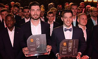 SCP-Kapitän Christian Strohdiek (l.) präsentiert die Trophäe für die Mannschaft des Jahres. Squash-Ass Raphael Kandra (r.) kann sich als Sportler des Jahres feiern lassen. - Ulrich Petzold SCP-Kapitän Christian Strohdiek (l.) präsentiert die Trophäe für die Mannschaft des Jahres. Squash-Ass Raphael Kandra (r.) kann sich als Sportler des Jahres feiern lassen. - Ulrich Petzold
