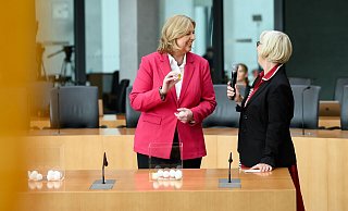 Bundestagspräsidentin Bärbel Bas (l, SPD) zieht zusammen mit Christine von Blanckenburg vom Nexus Institut bei der Bürgerlotterie im deutschen Bundestag die Teilnehmenden des ersten Bürgerrates «Ernährung im Wandel». - Bernd von Jutrczenka/dpa Bundestagspräsidentin Bärbel Bas (l, SPD) zieht zusammen mit Christine von Blanckenburg vom Nexus Institut bei der Bürgerlotterie im deutschen Bundestag die Teilnehmenden des ersten Bürgerrates «Ernährung im Wandel». - Bernd von Jutrczenka/dpa