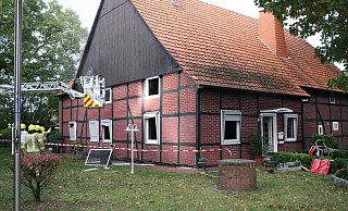 Rund 70 Feuerwehrleute sind bei den Löscharbeiten im Einsatz. - Regina Brucksch Rund 70 Feuerwehrleute sind bei den Löscharbeiten im Einsatz. - Regina Brucksch