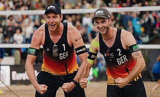 Jubel nach dem Viertelfinal-Einzug bei der EM: Nils Ehlers (l) und Clemens Wickler - Marius Becker/dpa Jubel nach dem Viertelfinal-Einzug bei der EM: Nils Ehlers (l) und Clemens Wickler - Marius Becker/dpa