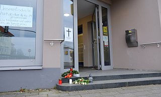 Als Ausdruck ihrer Trauer um die 54-Jährige., die auf dem Bürgersteig an der Mindener Straße starb, hatten Menschen Blumen niedergelegt und Kerzen aufgestellt. - Heike von Schulz Als Ausdruck ihrer Trauer um die 54-Jährige., die auf dem Bürgersteig an der Mindener Straße starb, hatten Menschen Blumen niedergelegt und Kerzen aufgestellt. - Heike von Schulz