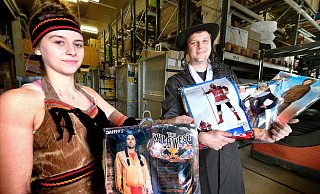 Indianer, Ritter, Nonne – Lea Randolff und Sebastian Schmelter zeigen Kostüme, die sich im Schmelterland zur Karnevalszeit großer Beliebtheit erfreuen. Darunter sind einige, die als vermeintlich diskriminierend gelten. - Andreas Frücht Indianer, Ritter, Nonne – Lea Randolff und Sebastian Schmelter zeigen Kostüme, die sich im Schmelterland zur Karnevalszeit großer Beliebtheit erfreuen. Darunter sind einige, die als vermeintlich diskriminierend gelten. - Andreas Frücht
