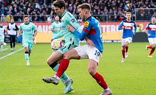 Maximilian Rohr (l.), der hier gegen den Kieler Simon Lorenz den Ball behauptet, durfte diesmal ausnahmsweise im Angriff ran. Und das gewagte Experiment glückte. - Imago Images Maximilian Rohr (l.), der hier gegen den Kieler Simon Lorenz den Ball behauptet, durfte diesmal ausnahmsweise im Angriff ran. Und das gewagte Experiment glückte. - Imago Images