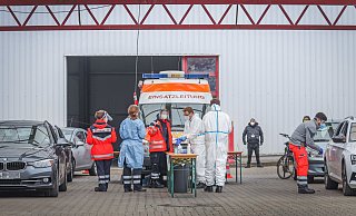 Rechts und links parallel des ASB-Einsatzbullis wird getestet. Vorab werden die Daten aufgenommen und Röhrchen beschriftet. - Sarah Jonek Rechts und links parallel des ASB-Einsatzbullis wird getestet. Vorab werden die Daten aufgenommen und Röhrchen beschriftet. - Sarah Jonek