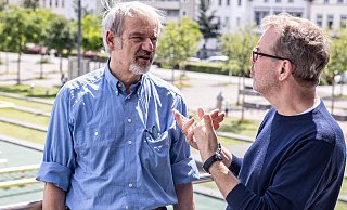 Andreas Thiel (l.), Unternehmer im Ruhestand, im Sommergespräch über dem Kesselbrink, mit NW-Redakteur Stefan Brams. - Mueller Andreas Thiel (l.), Unternehmer im Ruhestand, im Sommergespräch über dem Kesselbrink, mit NW-Redakteur Stefan Brams. - Mueller