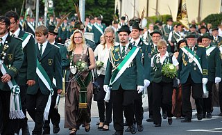 Der Marsch durch die Gemeinde ist oft das sichtbarste Zeichen für ein Schützenfest. Auch die Eilshauser Schützen, hier im Jahr 2015, freuen sich auf das Schützenfest im kommenden Jahr. - Alexander Jenniches Der Marsch durch die Gemeinde ist oft das sichtbarste Zeichen für ein Schützenfest. Auch die Eilshauser Schützen, hier im Jahr 2015, freuen sich auf das Schützenfest im kommenden Jahr. - Alexander Jenniches